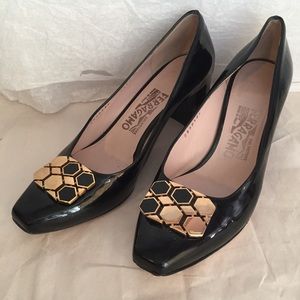 SALVATORE FERRAGAMO BLACK PATENT PUMPS SZ-36.5